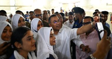কুমিল্লার শিক্ষার্থীদের স্বপ্নপূরণ, সংসদে প্রধানমন্ত্রীর সঙ্গে সেলফিতে উচ্ছ্বসিত শিক্ষার্থীরা