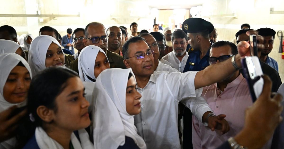 কুমিল্লার শিক্ষার্থীদের স্বপ্নপূরণ, সংসদে প্রধানমন্ত্রীর সঙ্গে সেলফিতে উচ্ছ্বসিত শিক্ষার্থীরা