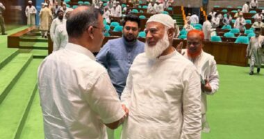 বাজেট অধিবেশন শেষে প্রধানমন্ত্রীর সঙ্গে শুভেচ্ছা বিনিময় বিরোধীদলীয় নেতার