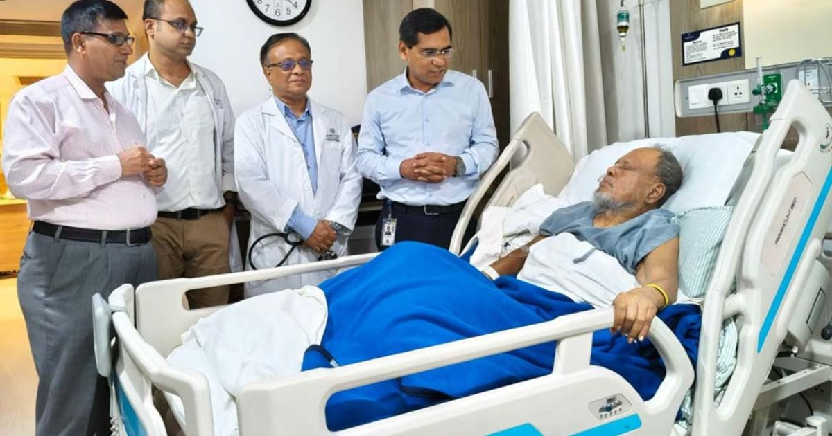 প্রধানমন্ত্রীর নির্দেশে ব্যারিস্টার রফিকুল ইসলামকে দেখতে হাসপাতালে ডা. বিটু