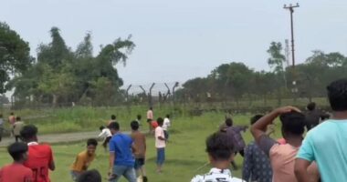 বাংলাদেশিদের ধাওয়ায় পালাল ভারতীয়রা