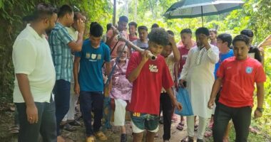 মৌলভীবাজারে ঝুলন্ত চেয়ারে বসিয়ে এমপিকে সংবর্ধনা