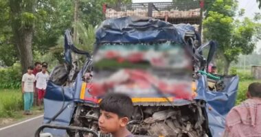 দাঁড়িয়ে থাকা ট্রাকের সঙ্গে পিকআপ ভ্যানের সংঘর্ষে নিহত ৪