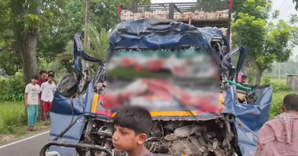দাঁড়িয়ে থাকা ট্রাকের সঙ্গে পিকআপ ভ্যানের সংঘর্ষে নিহত ৪