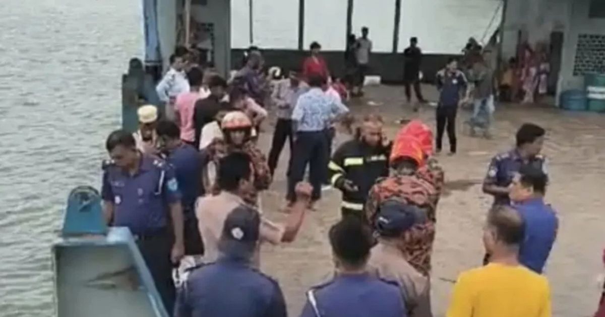 দৌলতদিয়ায় ফেরিতে উঠতে গিয়ে আবারও যাত্রীবাহী বাস নদীতে, হতাহতের শঙ্কা