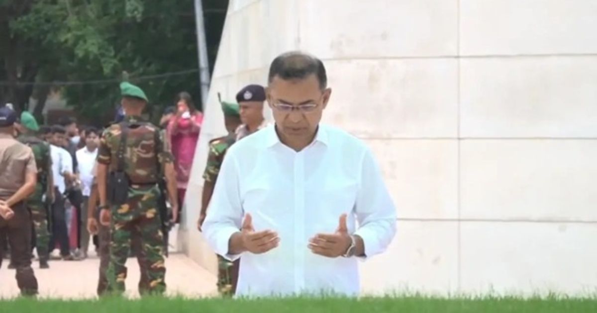 বিদেশ সফর শেষে দেশে ফিরেই মাজার জিয়ারত করলেন প্রধানমন্ত্রী