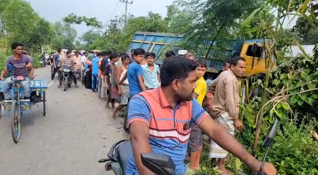 নীলফামারীর ডোমারে ট্রাক চাপায় প্রাণ গেল চারজনের