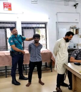 টঙ্গী বাজার BRT ফ্লাইওভারে চলন্ত বাসে মোবাইল ছিনতাই, ধাওয়া করে আটক এক ছিনতাইকারী