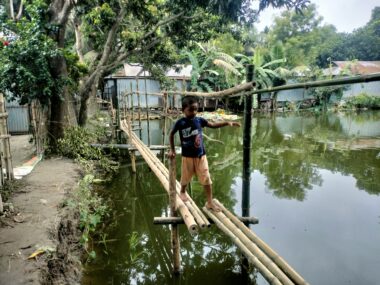 বৃষ্টিতে যাতায়াতে গ্রামবাসীর ভরসা সরু বাঁশের সাঁকো, রাস্তাগুলোতে খানাখন্দে চলাচলে ভোগান্তি 