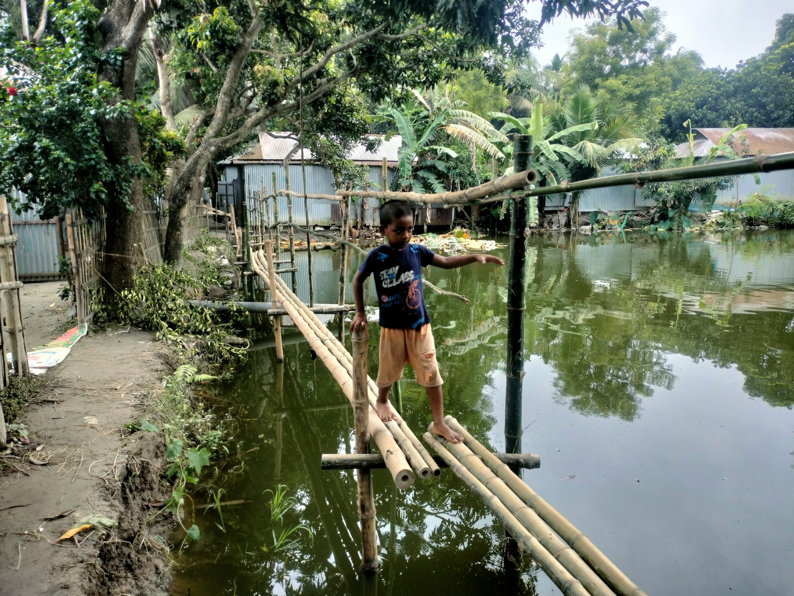 বৃষ্টিতে যাতায়াতে গ্রামবাসীর ভরসা সরু বাঁশের সাঁকো, রাস্তাগুলোতে খানাখন্দে চলাচলে ভোগান্তি 