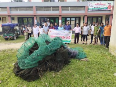 নেত্রকোনায় বিপুল পরিমাণ নিষিদ্ধ চায়না দুয়ারী ও কারেন্ট জাল পুড়িয়ে ধ্বংস