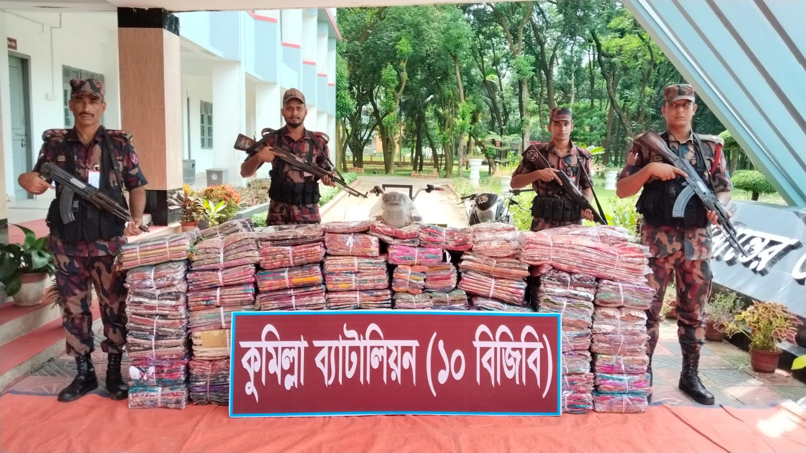 কুমিল্লায় আড়াই কোটি টাকার ভারতীয় শাড়িসহ ২টি যানবাহন জব্দ করেছে বিজিবি