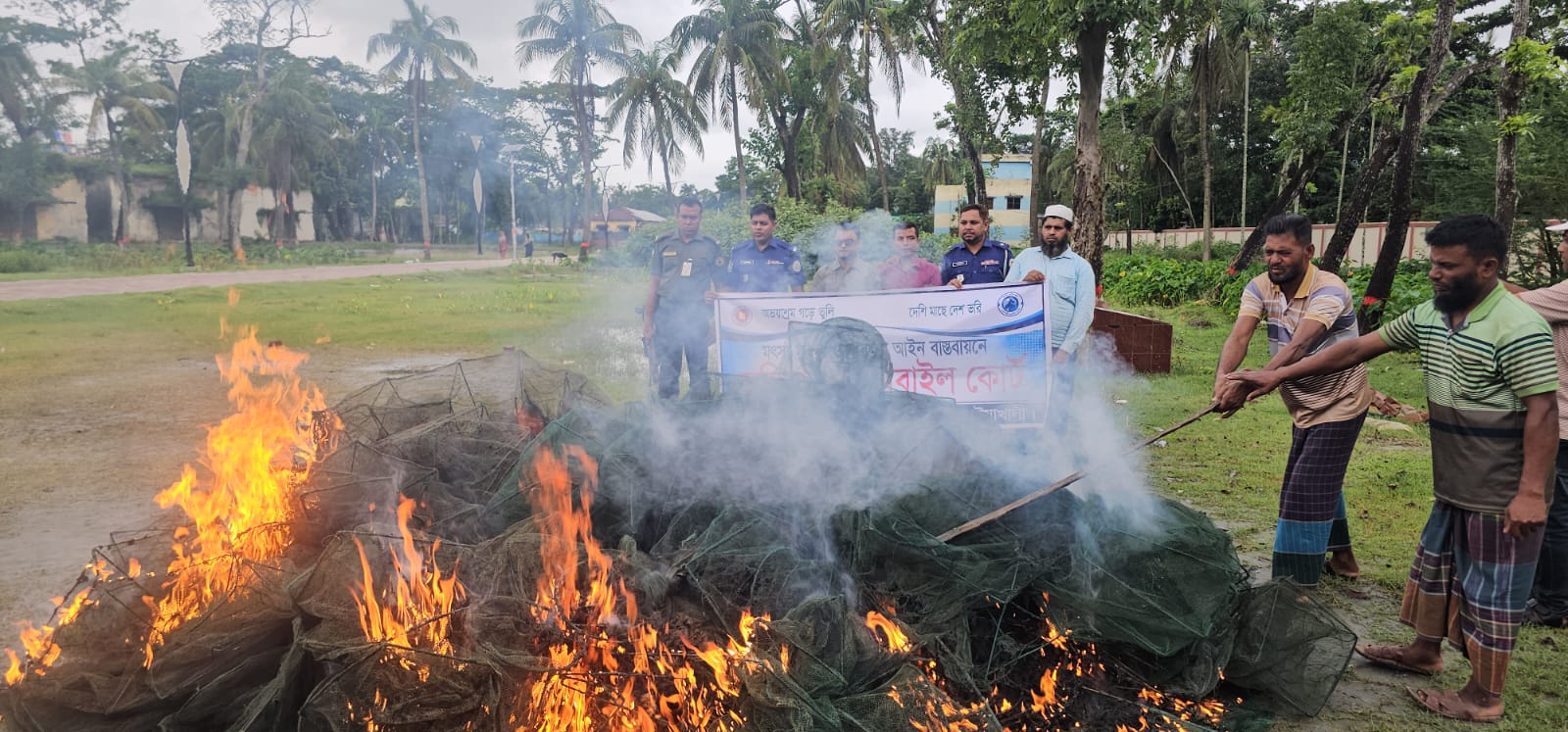 গলাচিপা ও রাঙ্গাবালীতে অবৈধ চায়না দুয়ারি জালের বিরুদ্ধে অভিযান: দুই লক্ষাধিক টাকার ৪৪টি জাল জব্দ ও ধ্বংস