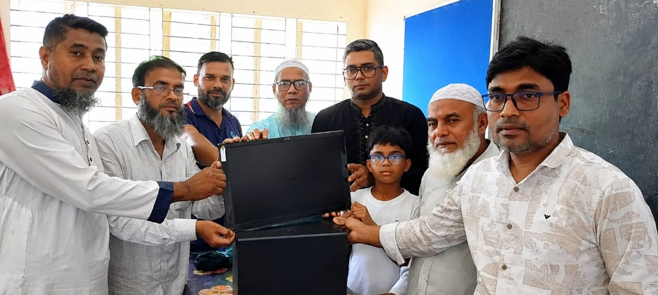প্রযুক্তিনির্ভর শিক্ষা নিশ্চিত করতে বিদ্যালয়ে ল্যাপটপ উপহার