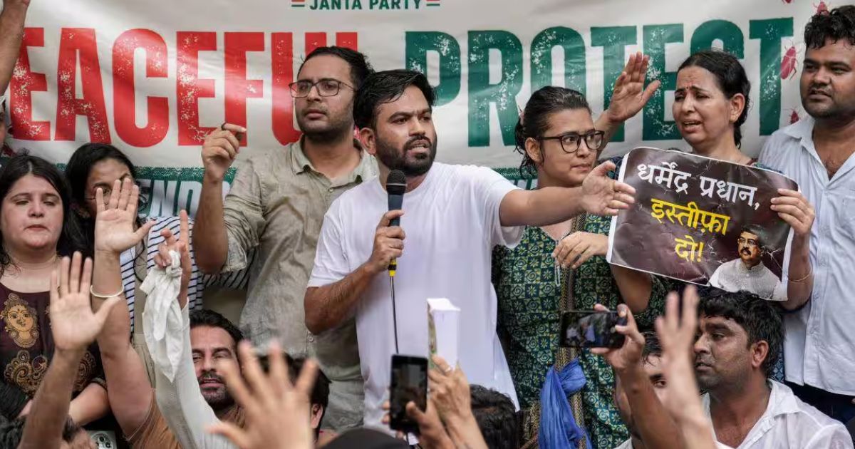 অসুস্থ হয়ে আন্দোলন থেকে বিরতি নিলেন ককরোচ পার্টির দীপকে, তবে সন্ধ্যার মধ্যে প্রতিবাদ মঞ্চে ফিরে আসবেন
