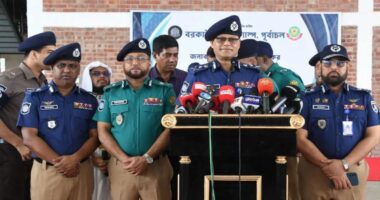 গাঢ় নীল-জলপাই শার্ট ও খাকি প্যান্টে ফিরল পুলিশের ইউনিফর্ম