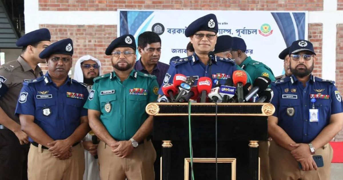 গাঢ় নীল-জলপাই শার্ট ও খাকি প্যান্টে ফিরল পুলিশের ইউনিফর্ম