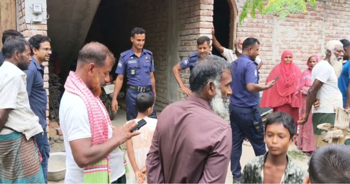 মেহেরপুরে শিক্ষকের বাড়ি থেকে বোমা সদৃশ বস্তু ও চিরকুট উদ্ধার