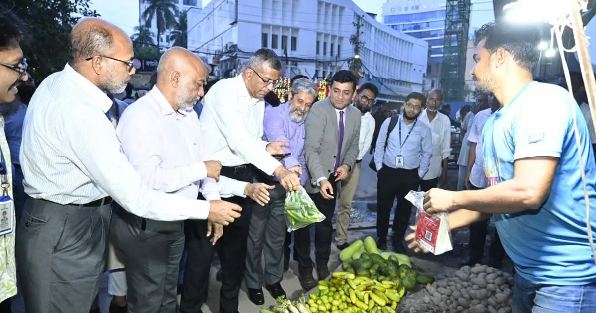 পকেটে টাকা ছিল না, বাংলা কিউআর দিয়ে কেনাকাটা করলেন বাংলাদেশ ব্যাংকের গভর্নর