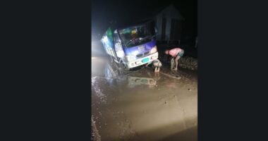 সখীপুর–ভালুকা সড়কে বিশাল গর্তে মালবাহী ট্রাক আটকা, চরম দুর্ভোগে হাজারো যাত্রী