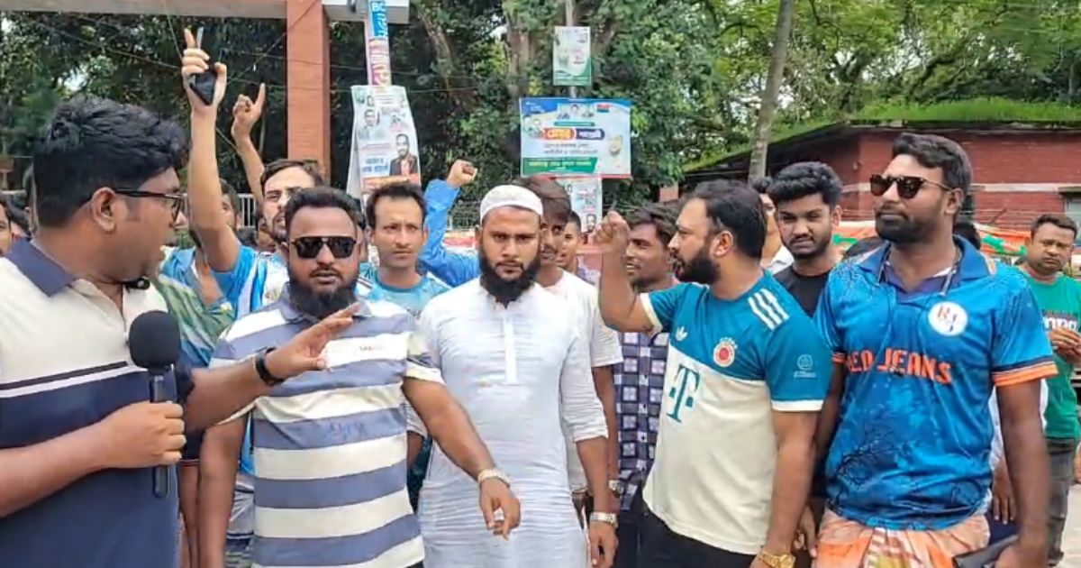 ফেসবুকে ইসলাম অবমাননার অভিযোগ, গুরুদাসপুরে বিক্ষোভ; অভিযুক্তের বাড়িতে পুলিশ পাহারা