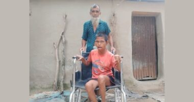 শারীরিক প্রতিবন্ধী খাদিজা বেগমের পাশে সুমন মৃধা তুলে দিলেন হুইলচেয়ার