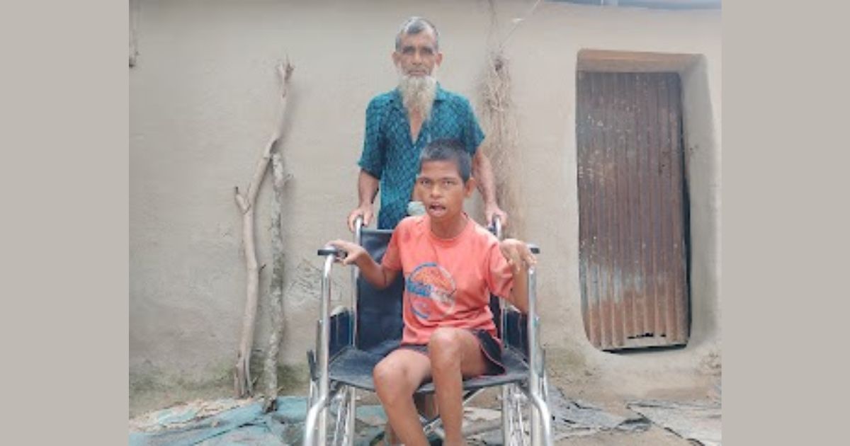  শারীরিক প্রতিবন্ধী খাদিজা বেগমের পাশে সুমন মৃধা তুলে দিলেন হুইলচেয়ার