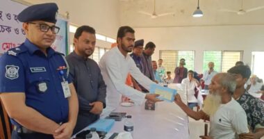 দুস্থদের মাঝে আর্থিক সহায়তার চেক বিতরণ