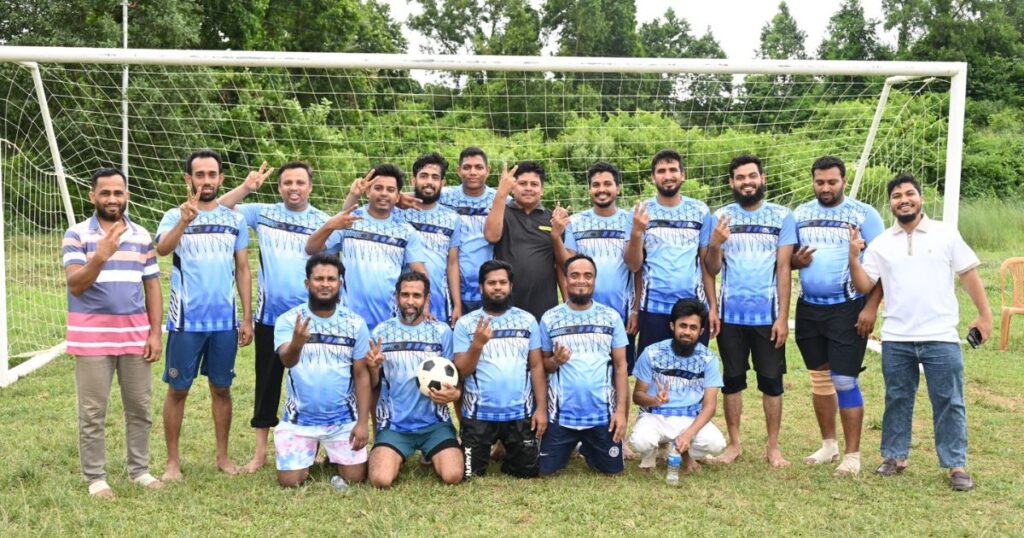 কুবি কর্মকর্তা-কর্মচারীদের প্রীতি ফুটবল ম্যাচ অনুষ্ঠিত
