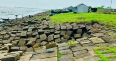 সিসি ব্লক সরে দুর্বল কুয়াকাটার শহর রক্ষা বাঁধ, বর্ষা-ঘূর্ণিঝড়ে বড় ভাঙনের শঙ্কা