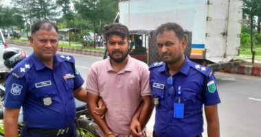 গুরুদাসপুরে ইসলাম অবমাননার অভিযোগে নারায়ণগঞ্জ থেকে গ্রেপ্তার যুবক, সংবাদ সম্মেলনে তাঁকে সমাজচ্যুত ঘোষণা