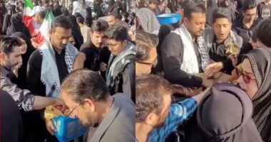 খামেনির শেষ শ্রদ্ধা অনুষ্ঠানে ইরানের সড়কে খাবার বিতরণ করছেন নাসীরুদ্দীন পাটওয়ারী