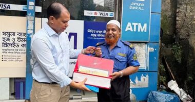 প্রধানমন্ত্রীর শুভেচ্ছা জানানো নিরাপত্তাকর্মীর হাতে পৌঁছাল উপহার
