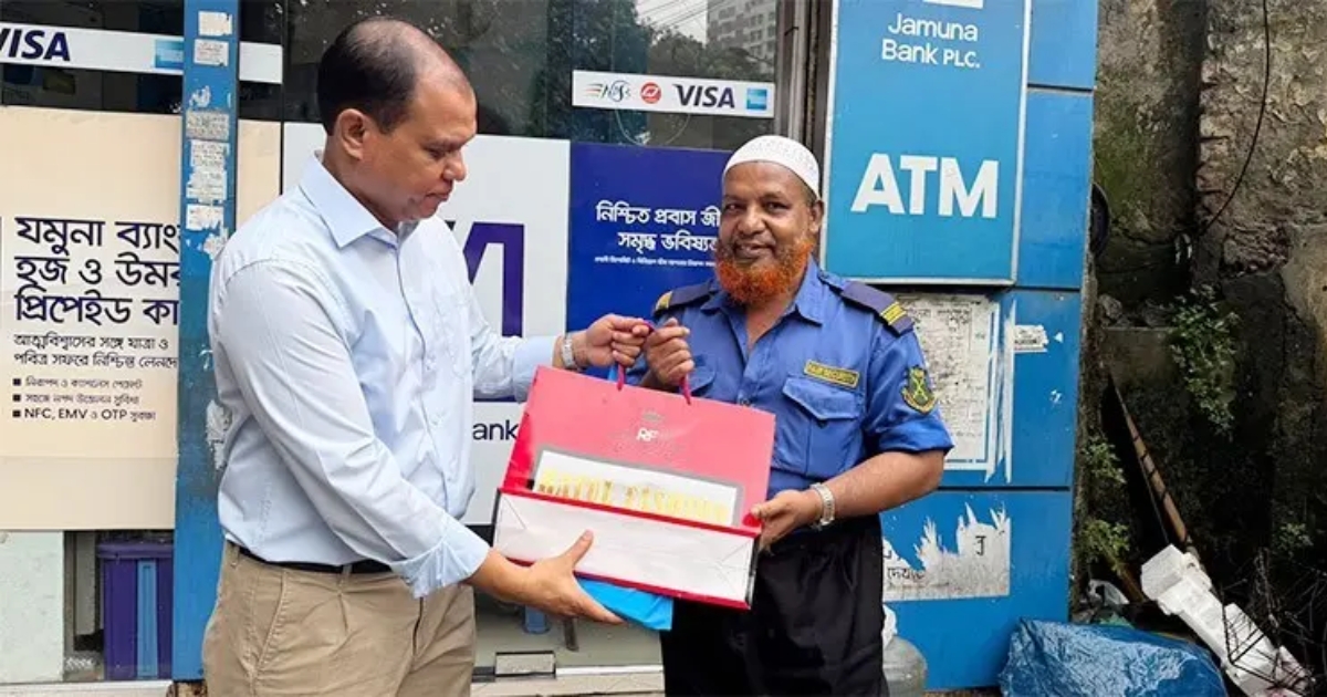 প্রধানমন্ত্রীর শুভেচ্ছা জানানো উপহার নিরাপত্তাকর্মীর হাতে পৌঁছাল