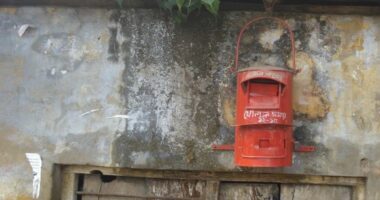 কালের বিবর্তনে হারিয়ে গেছে চিঠির লাল বাক্স: এখন শুধুই স্মৃতি