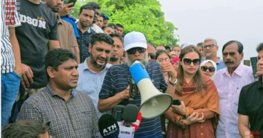 নদীভাঙনে ক্ষতিগ্রস্তদের পাশে এমপি কামরুজ্জামান রতন