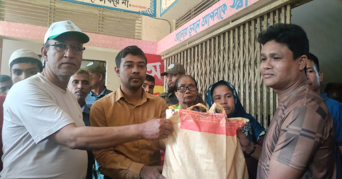 নদীপথে পানিবন্দি মানুষের কাছে খাদ্যসামগ্রী পৌঁছে দিল দীঘিনালা উপজেলা প্রশাসন