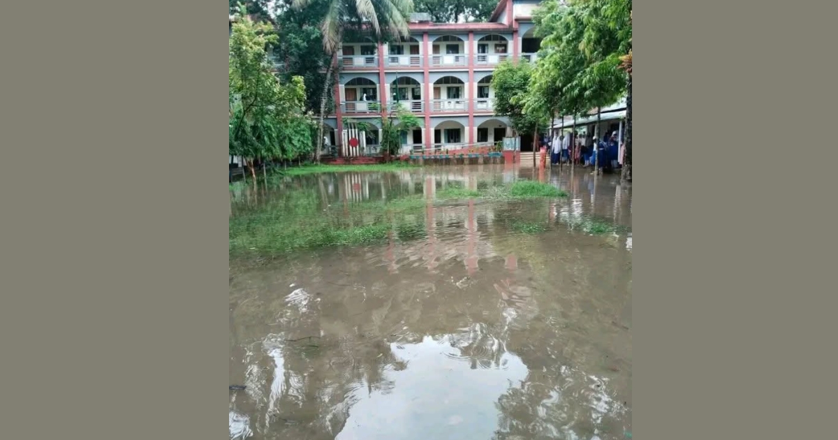 বিদ্যালয়ের মাঠে হাঁটু পানি, দুর্ভোগে শিক্ষক-শিক্ষার্থীরা