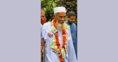 ৪৪ বছরের ইমামতি শেষে টাকার মালা পরিয়ে মসজিদের ইমামকে রাজকীয় বিদায় 