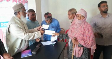 দুস্থদের মাঝে অনুদানের চেক বিতরণ