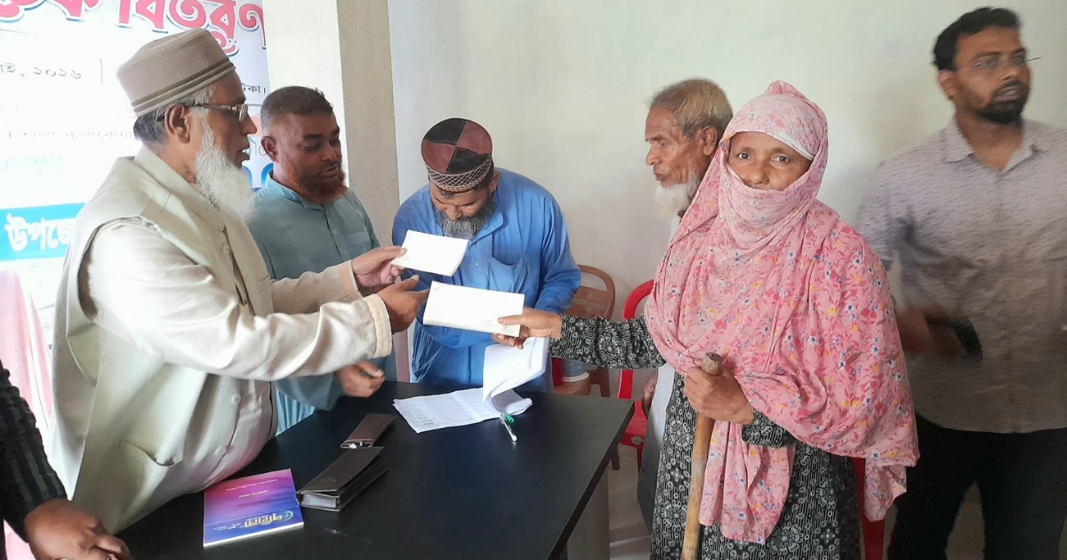 দুস্থদের মাঝে অনুদানের চেক বিতরণ