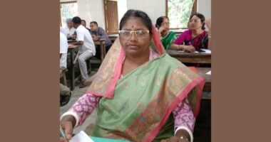 শিক্ষিকার ঝুলন্ত মরদেহ উদ্ধার, স্বামীর বিরুদ্ধে নির্যাতনের অভিযোগ