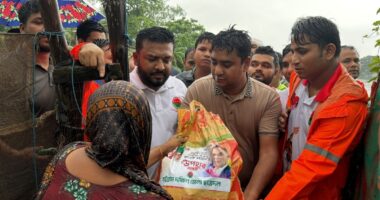 প্রাকৃতিক দুর্যোগ ও টানা ভারি বৃষ্টিতে ক্ষতিগ্রস্ত মানুষের পাশে দাঁড়িয়েছে ছাত্রদল, বাঁশখালীতে ত্রাণ বিতরণ