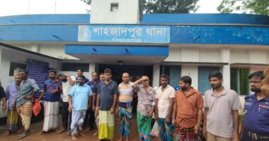 শাহজাদপুরে জুয়ার বোর্ডে সাঁড়াশি অভিযান চালিয়ে ১৪ জুয়াড়িকে আটক করেছে পুলিশ