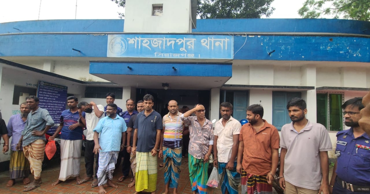 শাহজাদপুরে জুয়ার বোর্ডে সাঁড়াশি অভিযান চালিয়ে ১৪ জুয়াড়িকে আটক করেছে পুলিশ