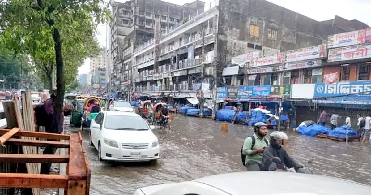 রাজধানীতে টানা ভারী বৃষ্টি ও জলাবদ্ধতার কারণে, ঢাকা নিউ মার্কেট সাময়িকভাবে বন্ধ ঘোষণা