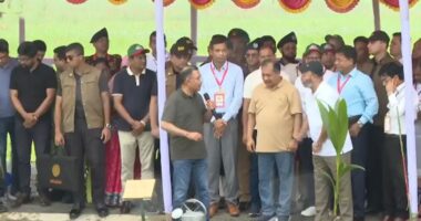 বরিশাল পৌঁছেছেন প্রধানমন্ত্রী, অংশ নিয়েছেন বৃক্ষরোপণ কর্মসূচিতে
