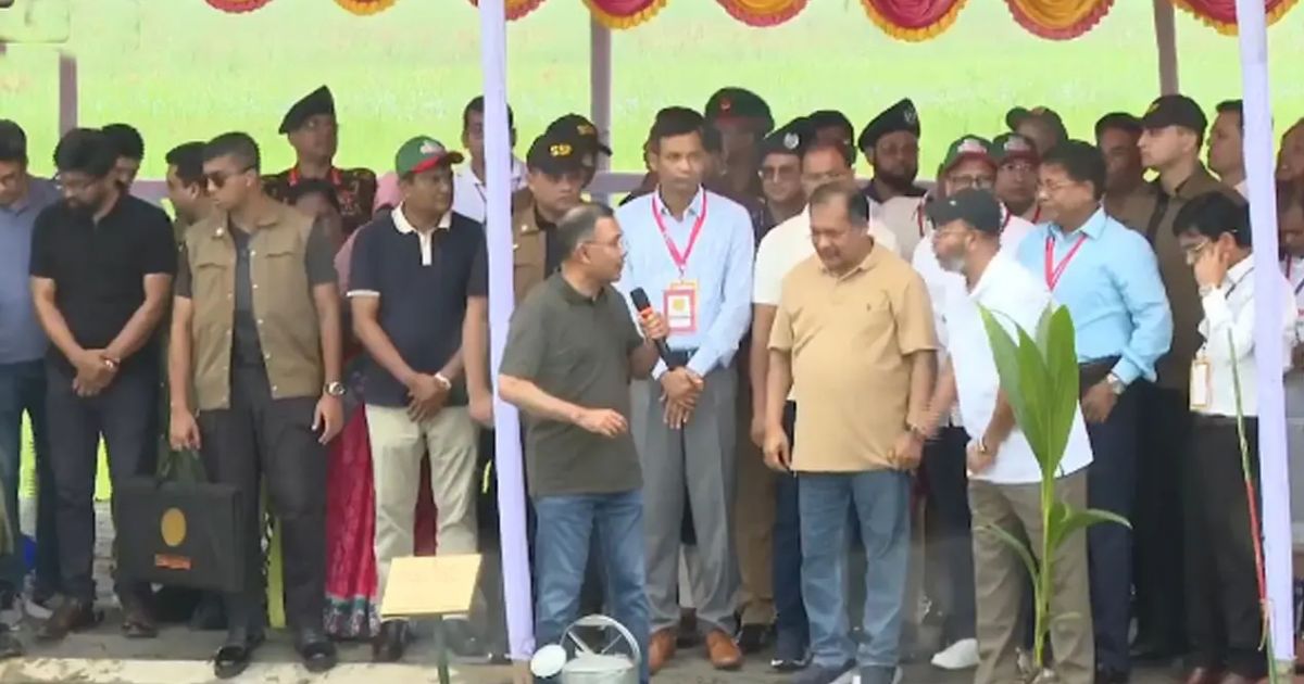 বরিশাল পৌঁছেছেন প্রধানমন্ত্রী, অংশ নিয়েছেন বৃক্ষরোপণ কর্মসূচিতে