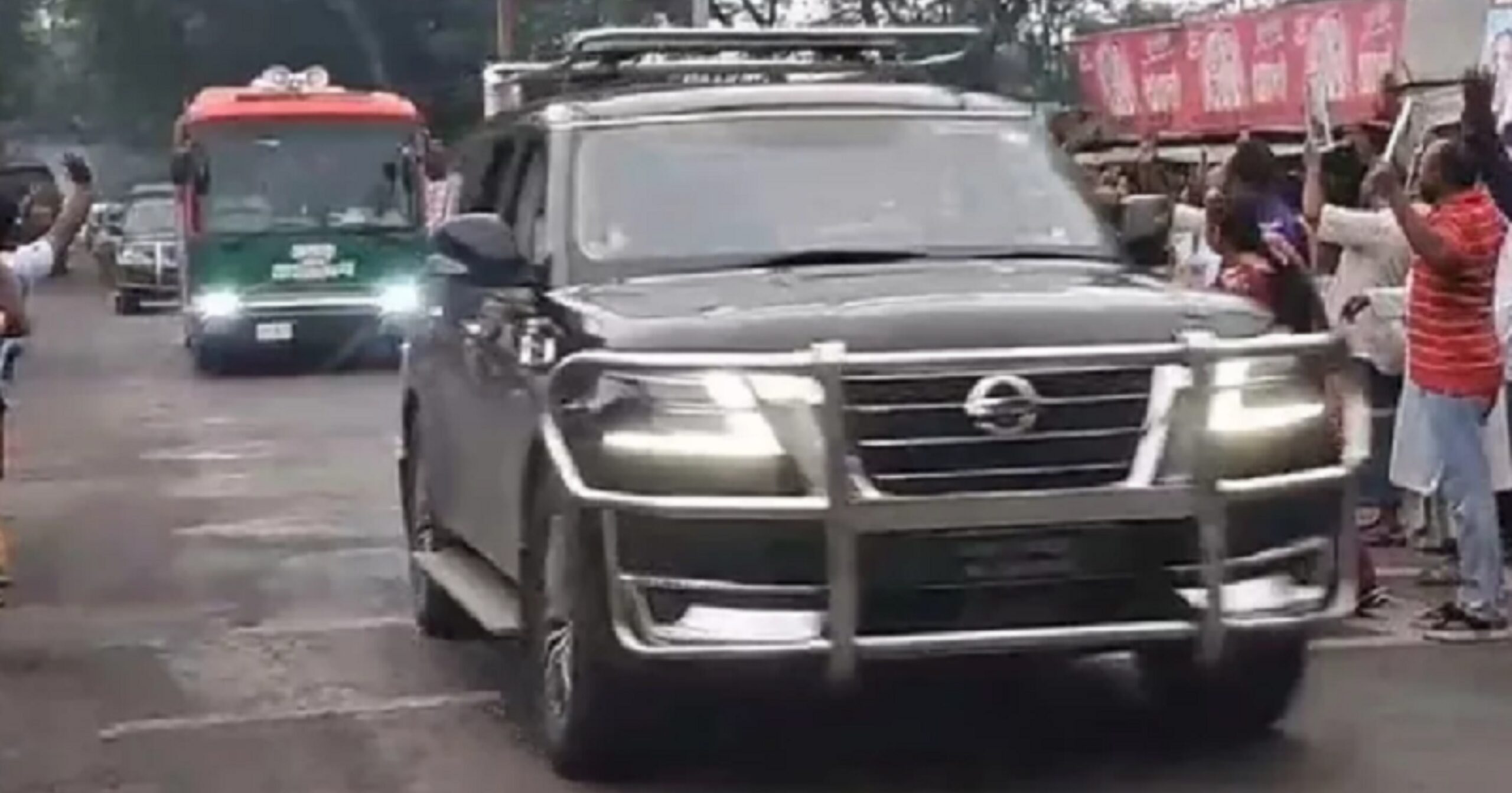 প্রধানমন্ত্রীর নিরাপত্তা গাড়ির সামনে ইটের টুকরা নিক্ষেপ, তদন্তে পুলিশ