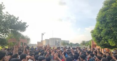 শিক্ষামন্ত্রীর পদত্যাগের দাবিতে সংসদ ভবনের সামনে শিক্ষার্থীদের অবস্থান